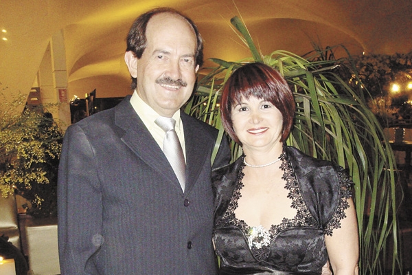 Vamos antecipando hoje nosso abraço à querida amiga Rosinha Aylon, que aniversaria na próxima sexta-feira, dia 7 de dezembro. Mulher do Leonel Aylon, o casal é dos mais atuantes voluntários do Ambulatório e Berçário Dona Nina, além de colaborar com divers